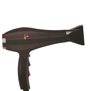 سشوار حرفه‌ای مدل m9000w موتور ac با توان مصرفی 9000 وات دارای قابلیت تعویض سری باد سرد و فناوری تولید یون طراحی ارگونومیک با حالت حجم‌دهنده وزن 550 گرم تنظیم حرارت 3 حالته و کنترل سرعت 2 حالته به همراه 1 عدد سری متمرکزکننده پهن